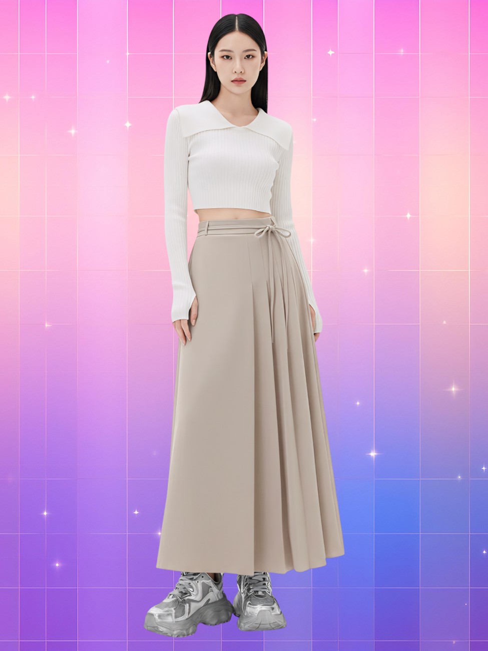 Femme élégante portant la jupe plissée coréenne longue lien noué beige, assortie à un crop top blanc à col large et des baskets argentées, sur fond rose et violet étoilé.