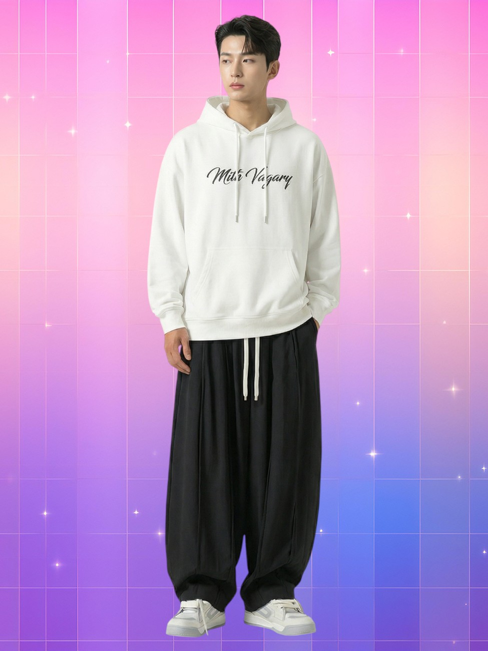 Homme asiatique portant un pantalon coréen coupe large style icône moderne, noir fluide à cordon blanc, avec hoodie blanc imprimé, debout sur fond rose-violet lumineux.