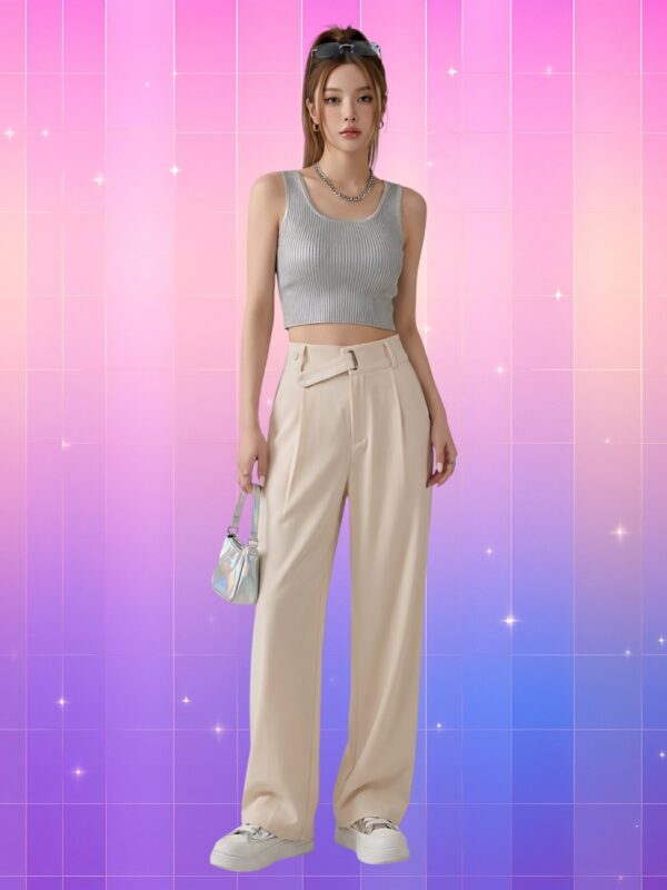 Femme asiatique portant un pantalon femme épuré style coréen chic, beige taille haute à ceinture intégrée, avec crop top gris et sneakers, fond rose-violet lumineux.
