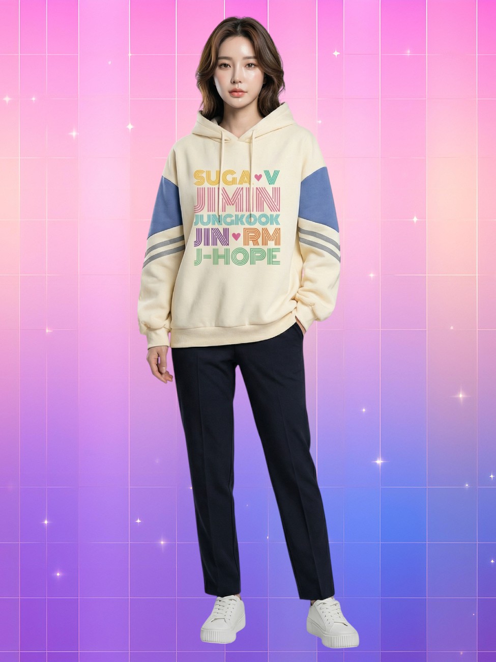 Femme porte le pull beige BTS fanbase K-pop ultra-coloré avec les noms des 7 membres en lettres pastel, sur fond rose-violet lumineux, coupe décontractée.