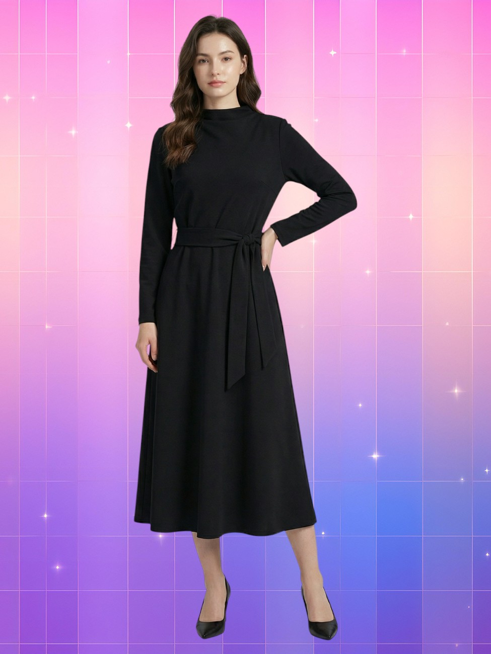 Robe coréenne élégante à manches longues, noire, portée par une femme aux cheveux bruns ondulés, peau claire, posant debout sur fond rose et violet.