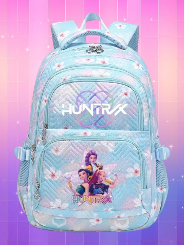 Le sac à dos Huntrix K-pop pastel multifonction arbore un tissu matelassé bleu fleuri, avec les trois héroïnes stylées et un grand logo HUNTRIX central brillant sur fond dégradé allant du rose au violet.