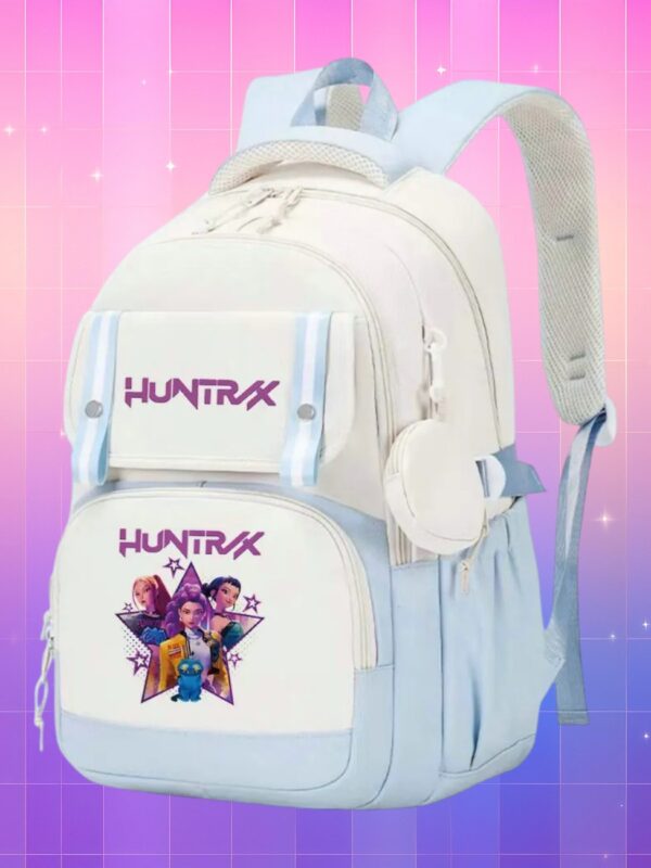 Le sac à dos K-pop Demon Hunters bretelles ultra-confortables affiche des héroïnes animées sur fond étoilé, avec logo HUNTRAX et finitions bleu ciel tendance.
