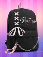 Sac à dos K-pop Stray Kids noir avec port USB, décoré d’un laçage rose, rubans croisés, chaîne argentée et logo du groupe, sur fond dégradé rose-violet.