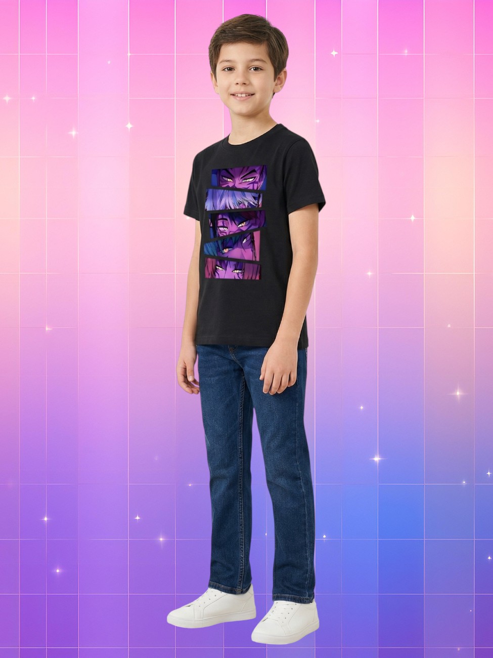 Garçon souriant portant le t-shirt K-pop enfant inspiré de l'animé Netflix, avec graphisme stylisé de visages expressifs, fond rose-violet lumineux et look décontracté.