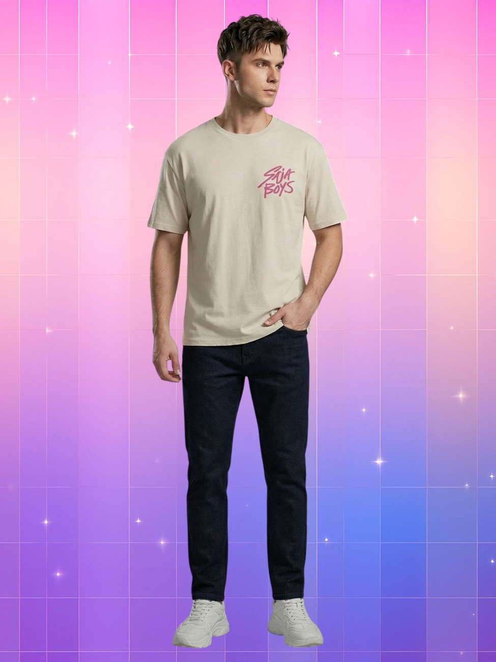 Un homme porte le t-shirt K-pop homme Demon Hunters Saja Boys, beige avec l’inscription rose "Saja Boys" sur la poitrine, fond rose et violet lumineux.