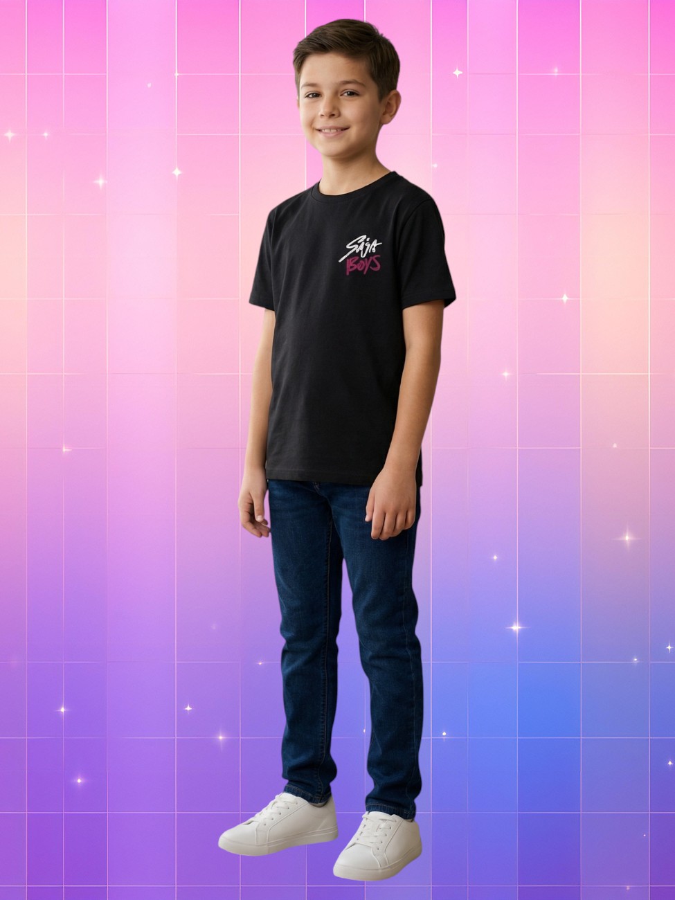Un garçon souriant porte le T-shirt K-pop garçon style Demon Hunters, noir avec logo rose, devant un fond dégradé rose-violet façon scène de concert.