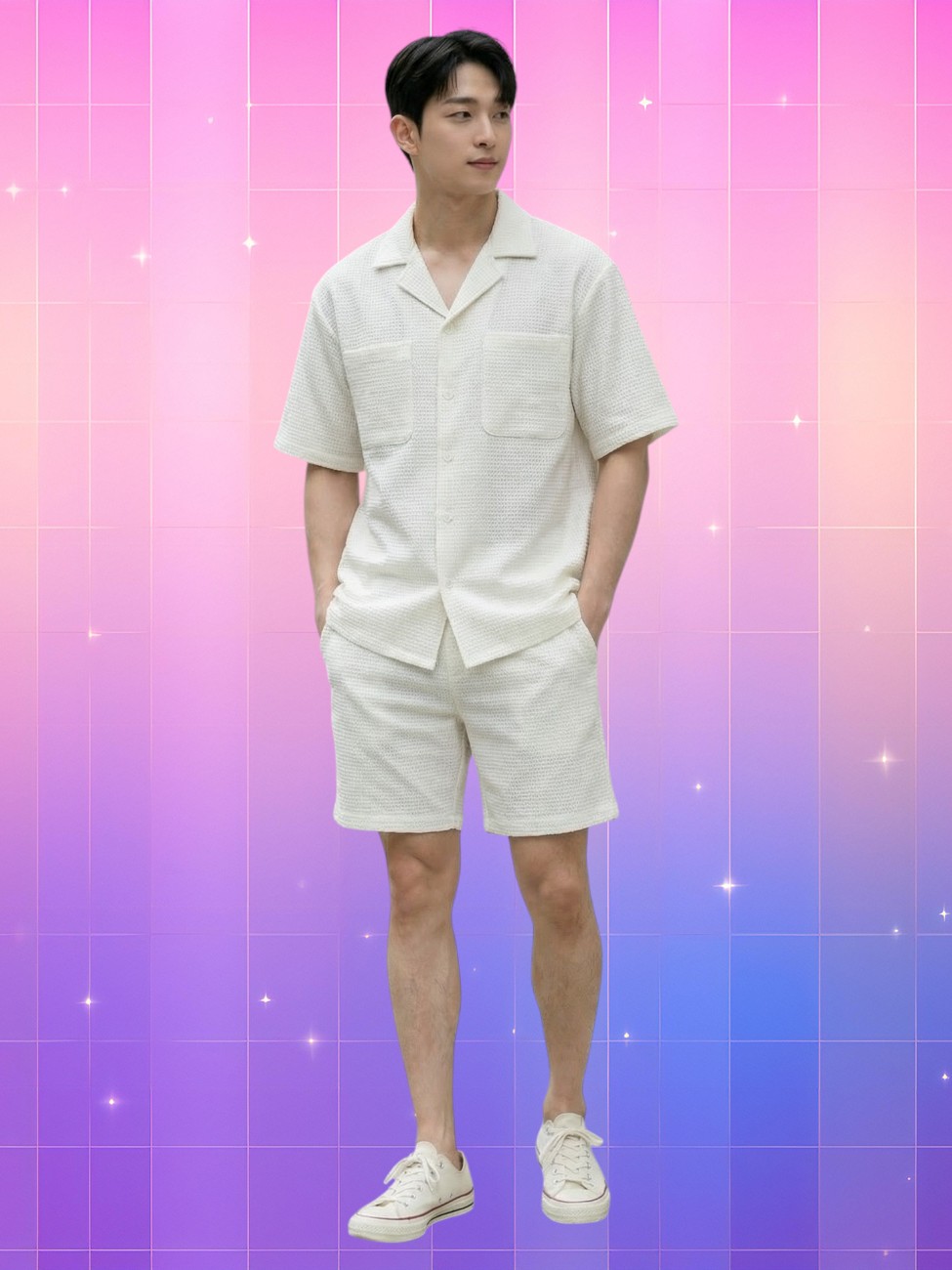 Un homme asiatique qui porte la tenue estivale homme look coréen moderne : chemise et short crème texturés, coupe ample, dans un décor rose et violet dégradé.
