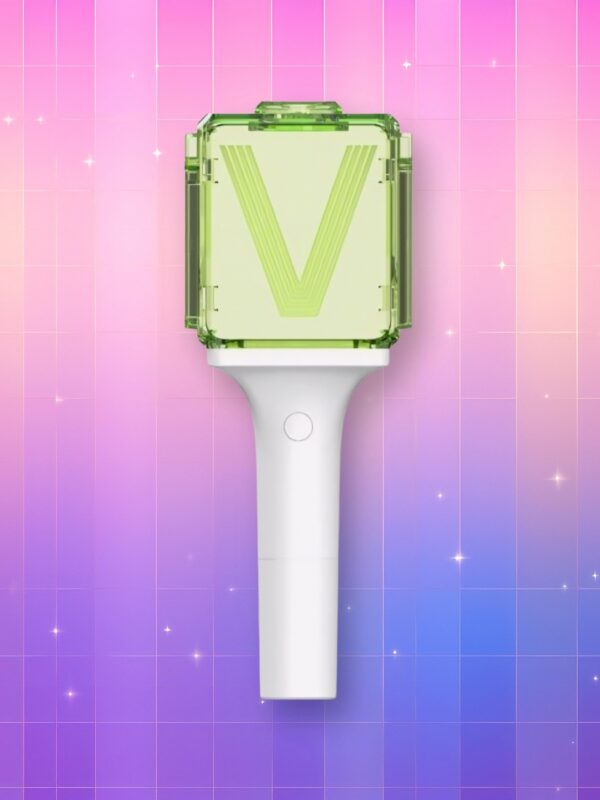 Un lightstick WayV version 2 blanc et vert, avec un manche droit et un dôme cubique vert translucide avec un "V" gravé sur la face présentée, sur un fond artificiel coloré avec un gradient allant du rose au violet.
