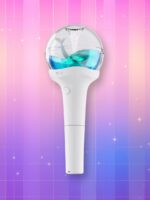 Un lightstick Nmixx Mixxtick blanc et bleu avec un bulbe représentant une baleine dans un océan bleu, sur un fond artificiel coloré avec un gradient allant du rose au violet.
