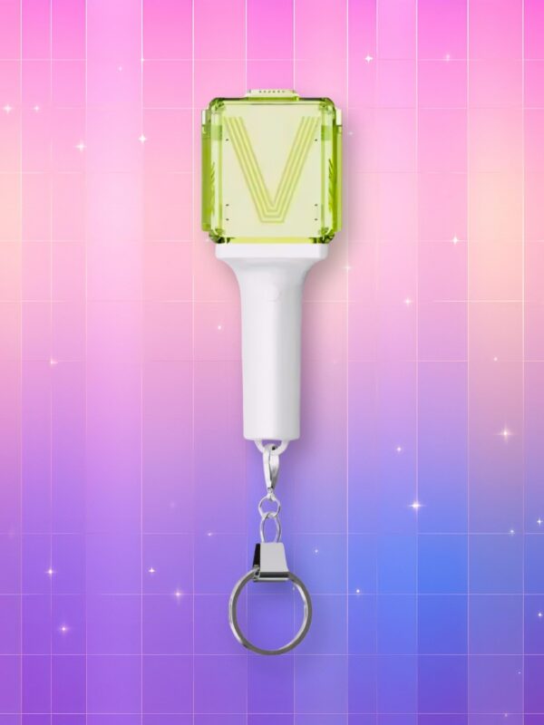 Un lightstick WayV version 2 porte-clés blanc et vert, avec un manche droit et un dôme cubique vert translucide avec un "V" gravé sur la face présentée, sur un fond artificiel coloré avec un gradient allant du rose au violet.