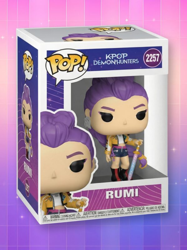 Une figurine POP Kpop Demon Hunters Rumi dans son emballage, sur un fond artificiel coloré avec un gradient allant du rose au violet.