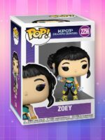 Une figurine POP Kpop Demon Hunters Zoey dans son emballage, sur un fond artificiel coloré avec un gradient allant du rose au violet.