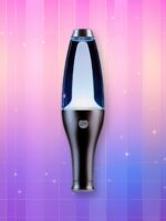 Un Lightstick DPR Dream Light de forme cylindrique avec un bulbe tout en longueur illuminé, sur un fond artificiel coloré avec un gradient allant du rose au violet.