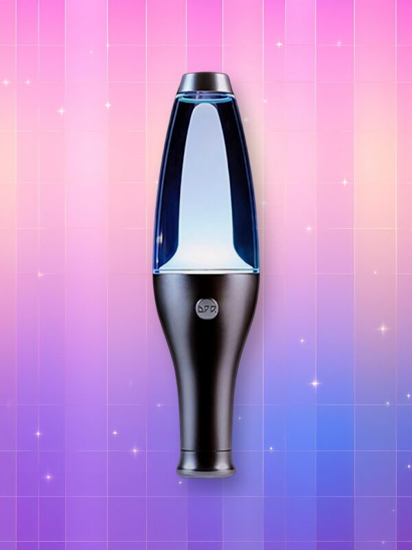 Un Lightstick DPR Dream Light de forme cylindrique avec un bulbe tout en longueur illuminé, sur un fond artificiel coloré avec un gradient allant du rose au violet.