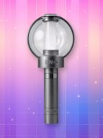 Un lightstick Enhypen version 1 à l'aspect métallique industriel, présentant un manche droit en plastique, deux boutons horizontaux et un bulbe avec une LED placée dans un tube vertical à l'intérieur, sur un fond artificiel coloré avec un gradient allant du rose au violet.