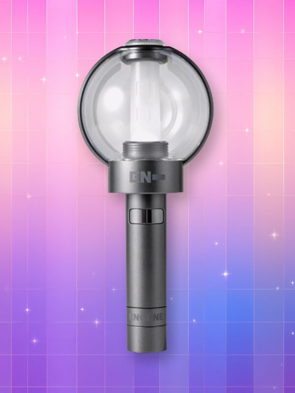 Un lightstick Enhypen version 1 à l'aspect métallique industriel, présentant un manche droit en plastique, deux boutons horizontaux et un bulbe avec une LED placée dans un tube vertical à l'intérieur, sur un fond artificiel coloré avec un gradient allant du rose au violet.