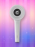 Un lightstick Twice version 3 Candybong Infinity preésantant un manche blanc avec le nom du groupe dessus et une tête en forme de disque au centre noir avec le logo du groupe, sur un fond artificiel coloré avec un gradient allant du rose au violet.