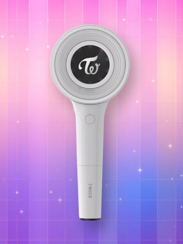 Un lightstick Twice version 3 Candybong Infinity preésantant un manche blanc avec le nom du groupe dessus et une tête en forme de disque au centre noir avec le logo du groupe, sur un fond artificiel coloré avec un gradient allant du rose au violet.
