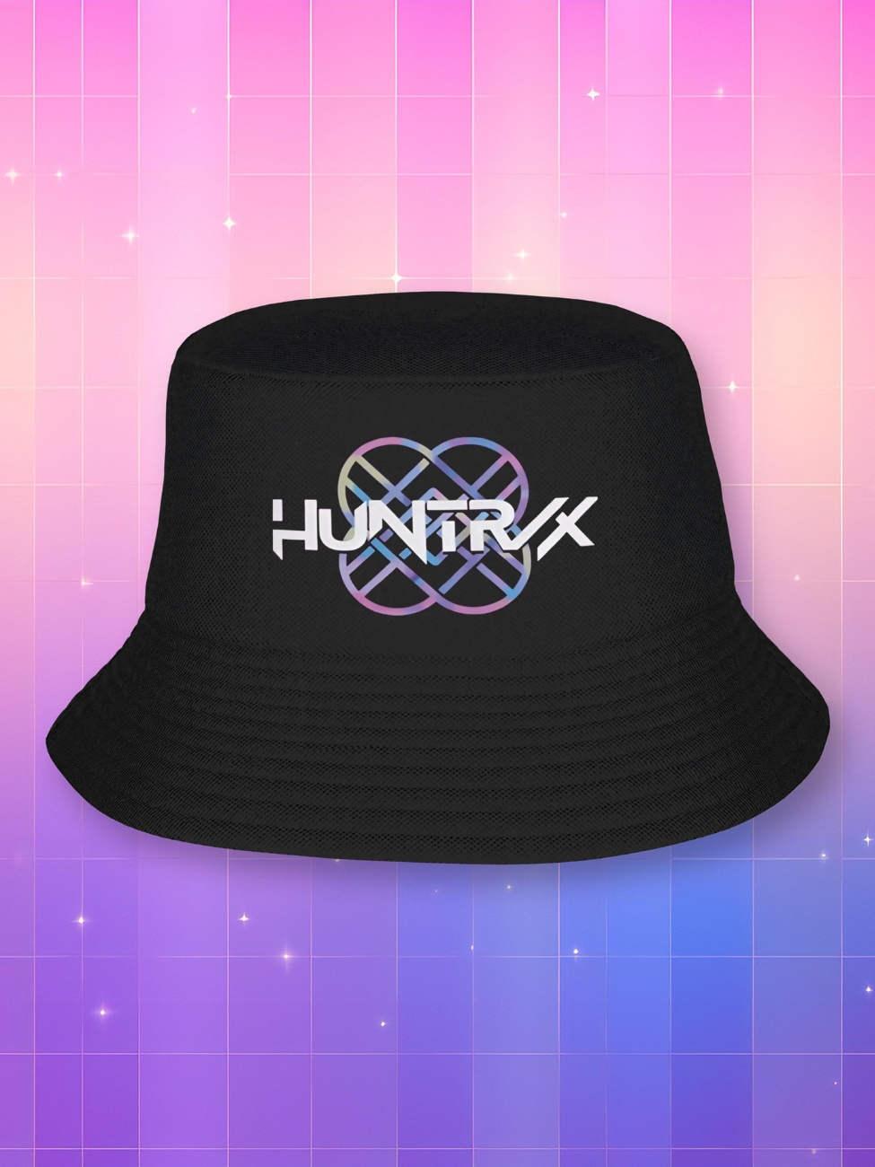 Un bob Kpop Demon Hunters avec le logo Huntrix imprimé au centre, sur un fond artificiel coloré avec un gradient allant du rose au violet.