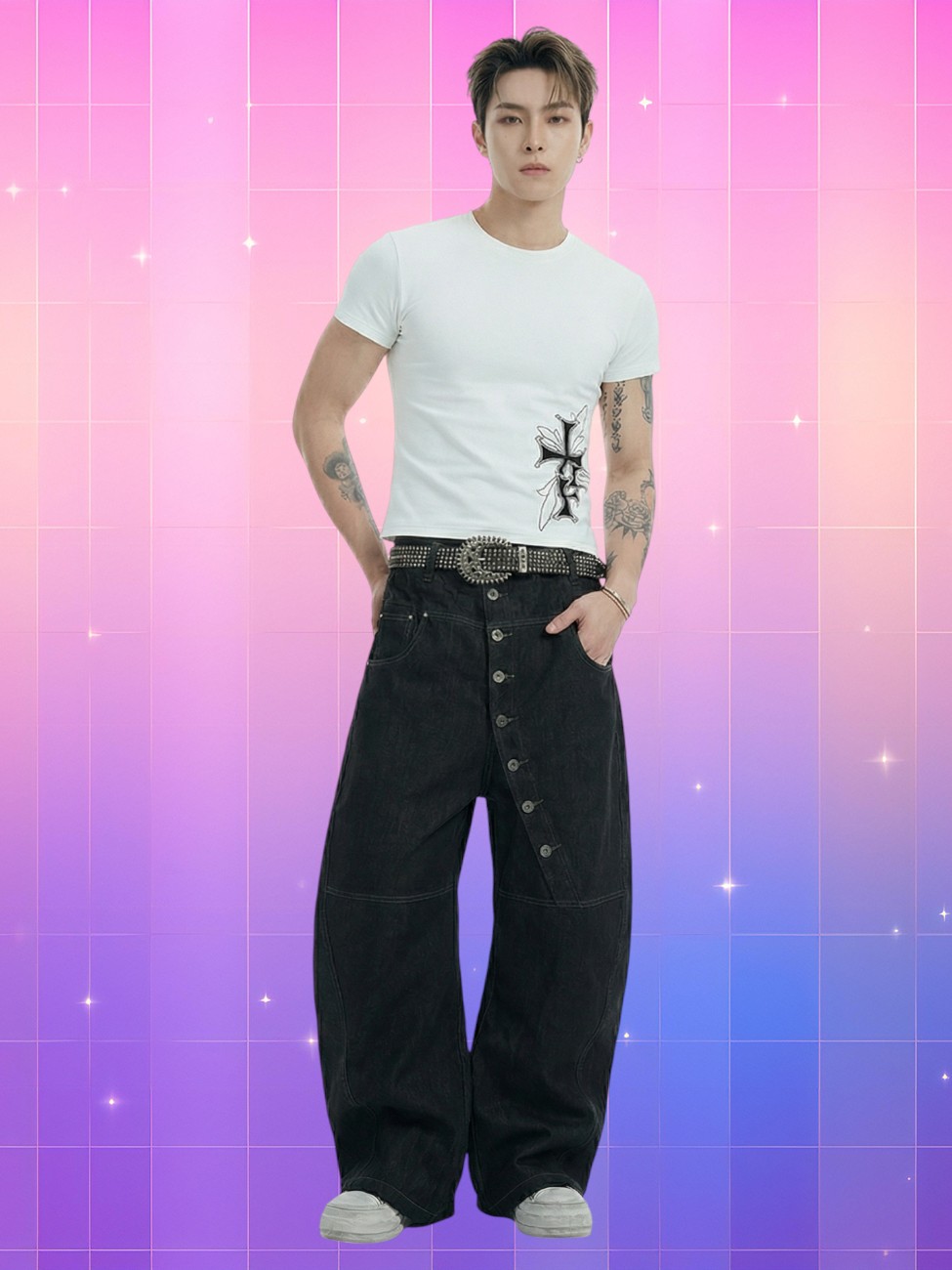 Un jeune homme pose fièrement en Pantalon coréen ample coupe diagonale tendance, noir, à boutons visibles, dans un décor rose et violet au style rétro futuriste.