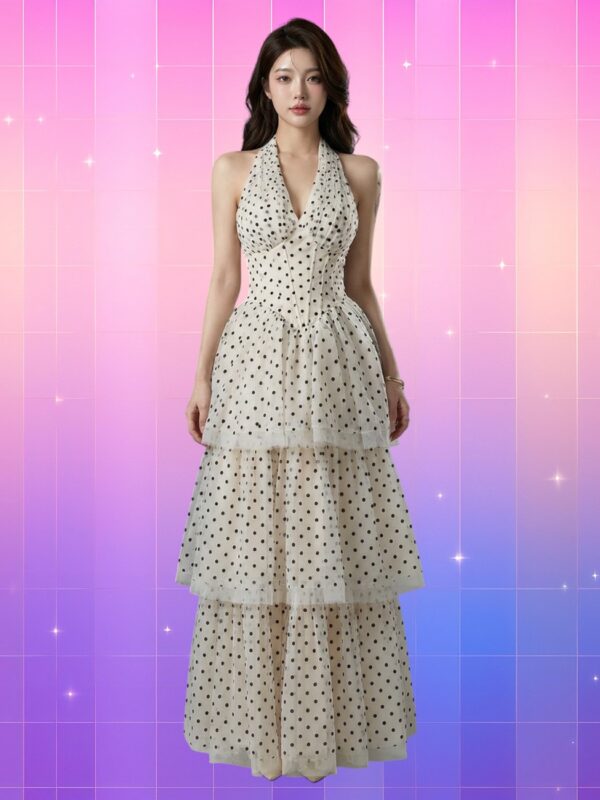 Robe longue coréenne à pois au style romantique, dos nu, col drapé, jupe fluide à volants superposés en tulle léger, portée par une femme coréenne sur fond rose-violet degradé pastel.