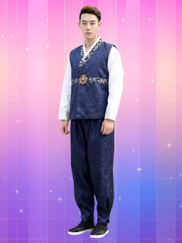 Un homme en Hanbok homme traditionnel veste brodée élégante bleu nuit, col blanc et chapeau noir, pose fièrement sur fond rose-violet à l’ambiance poétique.