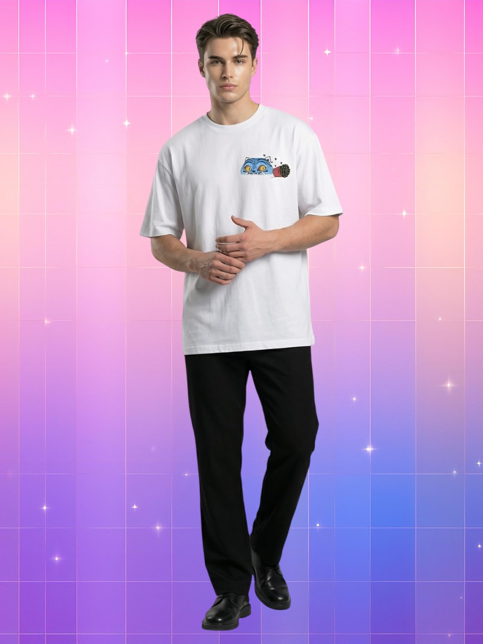 Un jeune homme caucasien qui porte le T-shirt K-Pop homme oversize Demon Hunter, avec un esprit félin sur la poitrine à l'effigie de Derpi le tigre de la série culte Netflix, le tout sur fond rose-violet étoilé.