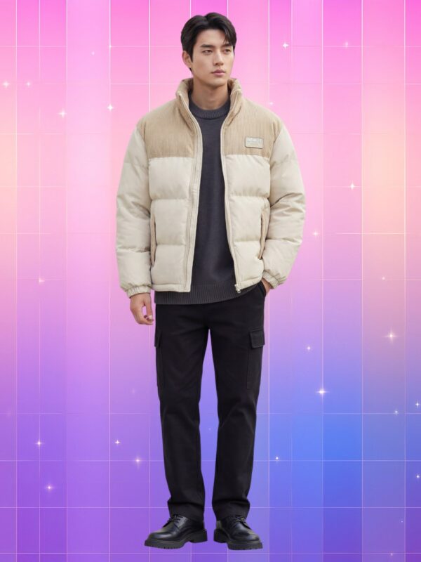 Homme portant une veste style coréen homme beige contrastée, avec pantalon noir cargo et chaussures habillées, sur fond rose-violet à effet lumineux et graphique.