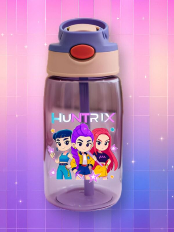 Une gourde avec paille Huntrix avec un visuel imprimé illustrant Zoey, Mira et Rumi avec leurs noms écrits, sur un fond artificiel coloré avec un gradient allant du rose au violet.