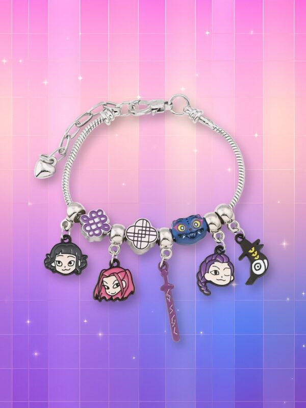 Un bracelets à charms Huntrix composé d'un cordon argenté et de charms représentant les membres des Huntrix ainsi, leur logo, derpy, Sussie et l'épée de Rumi, sur un fond artificiel coloré avec un gradient allant du rose au violet.