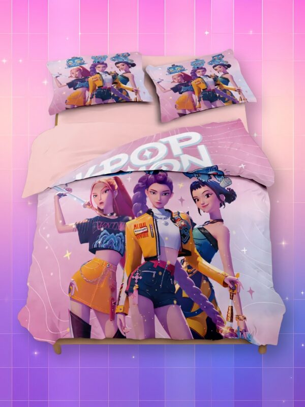 Une parure de lit 3 pièces Huntrix et Derpy montrant les trois héroïnes de Kpop Demon Hunters et Derpy le tigre bleu, sur un fond artificiel coloré avec un gradient allant du rose au violet.