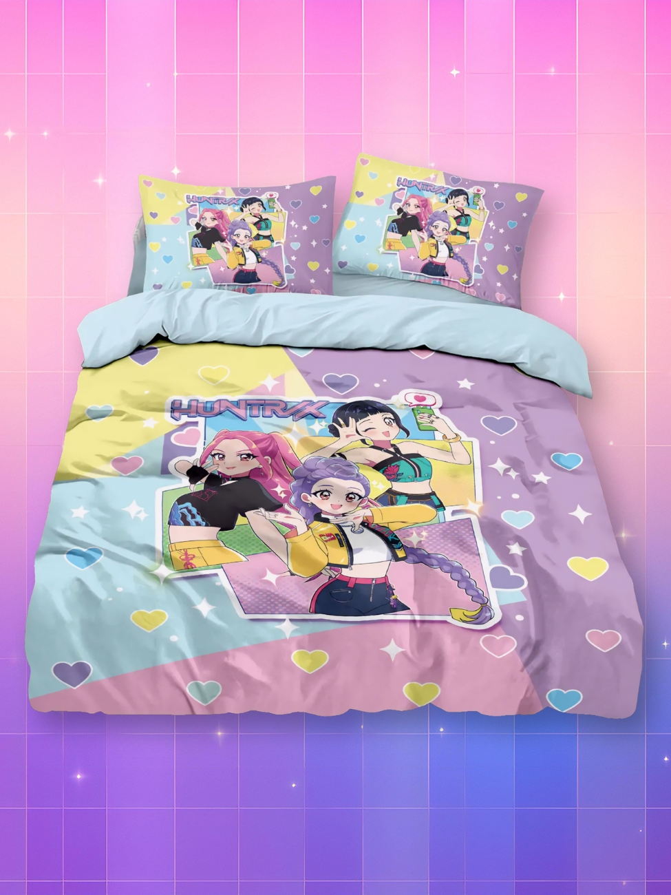 Une parure de lit 3 pièces Huntrix représentant les trois héroïnes de Kpop Demon Hunters dans un style kawaii et très coloré, sur un fond artificiel coloré avec un gradient allant du rose au violet.