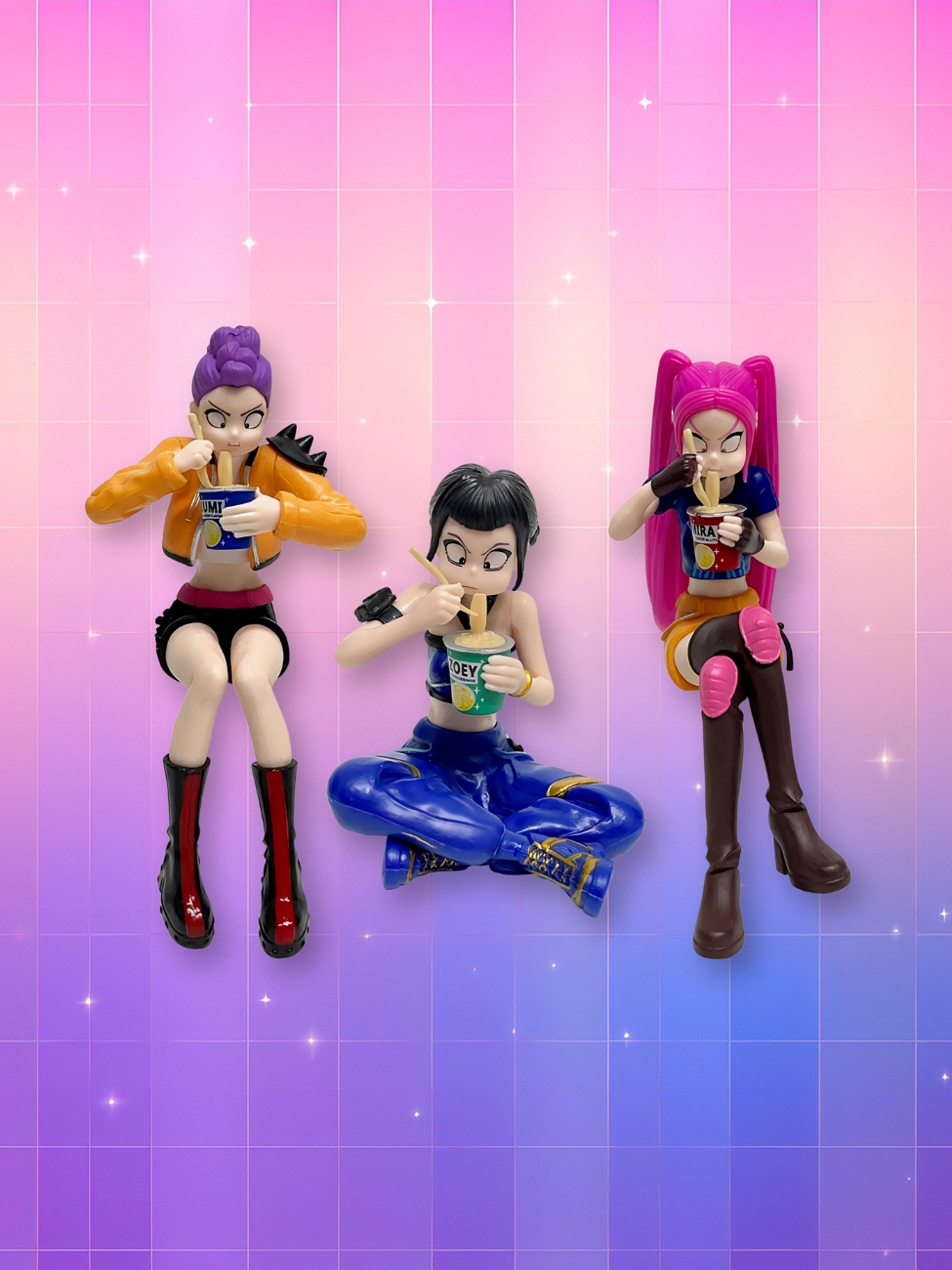 Trois figurines Huntrix drôles représentant Rumi, Mira et Zoey mangeant des nouilles instantanées, assises, en faisant des grimaces drôles avec des yeux écarquillés, sur un fond artificiel coloré avec un gradient allant du rose au violet.