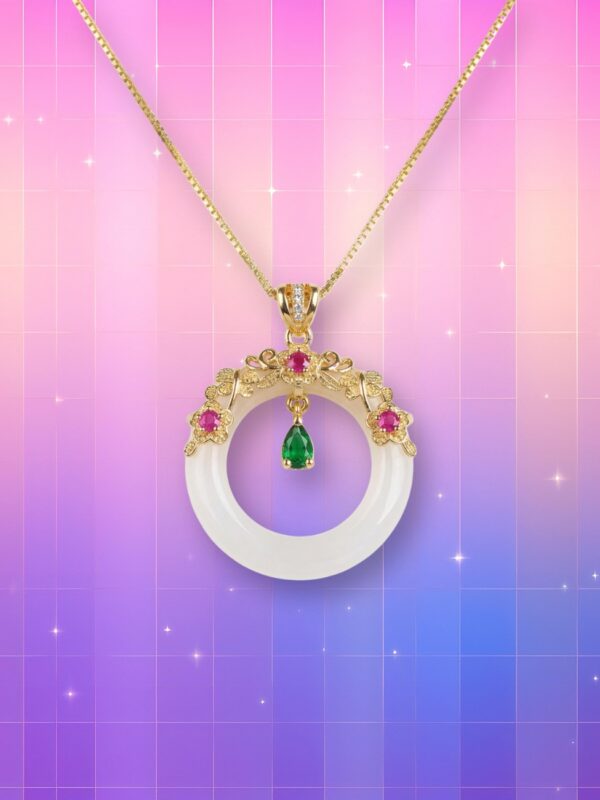 Un bijou coréen collier bouddhiste avec pendentif en jade blanc rond, orné de fleurs dorées et d'une goutte verte.