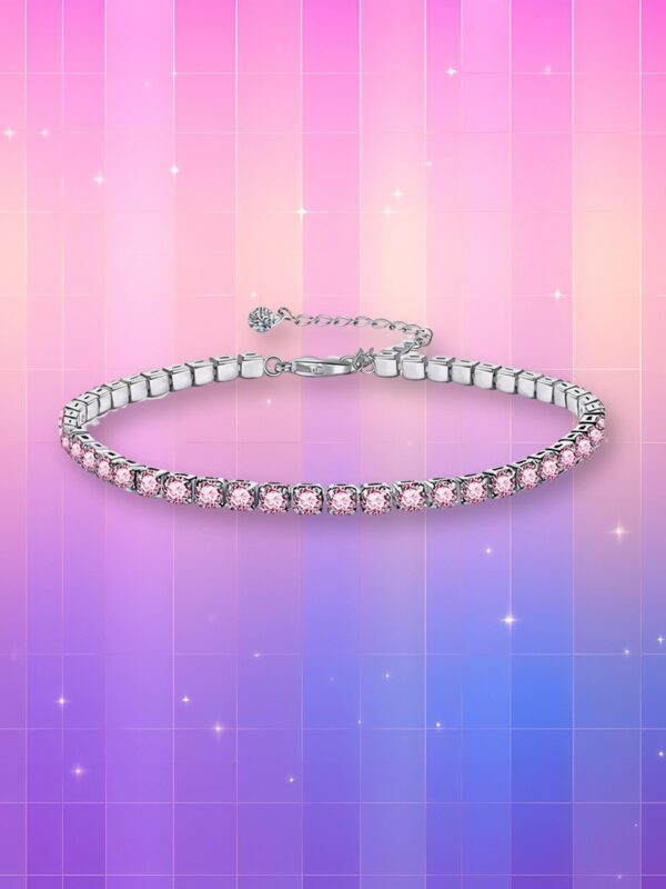 Un bijou coréen bracelet en zircon rose étincelant, composé d'une fine chaîne argentée sur un fond dégradé coloré.