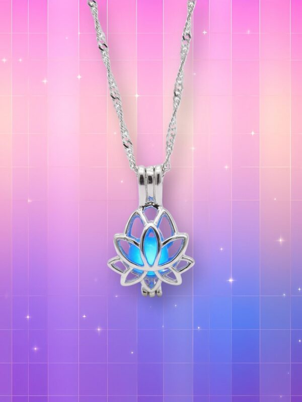 Bijou coréen collier avec pendentif lotus luminescent bleu et argenté sur un fond dégradé rose et violet.