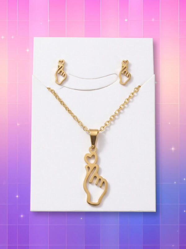 Parrure de bijoux coréens coeur avec les doigts en plaqué or, incluant un collier et des boucles d'oreilles assortis.