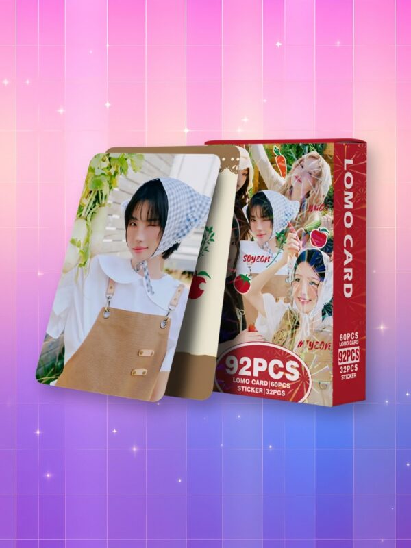 Des cartes Lomo Gidle Season's Greetings 2026 montrant les chanteuses en tenue de campagne devant leur boîte rouge.