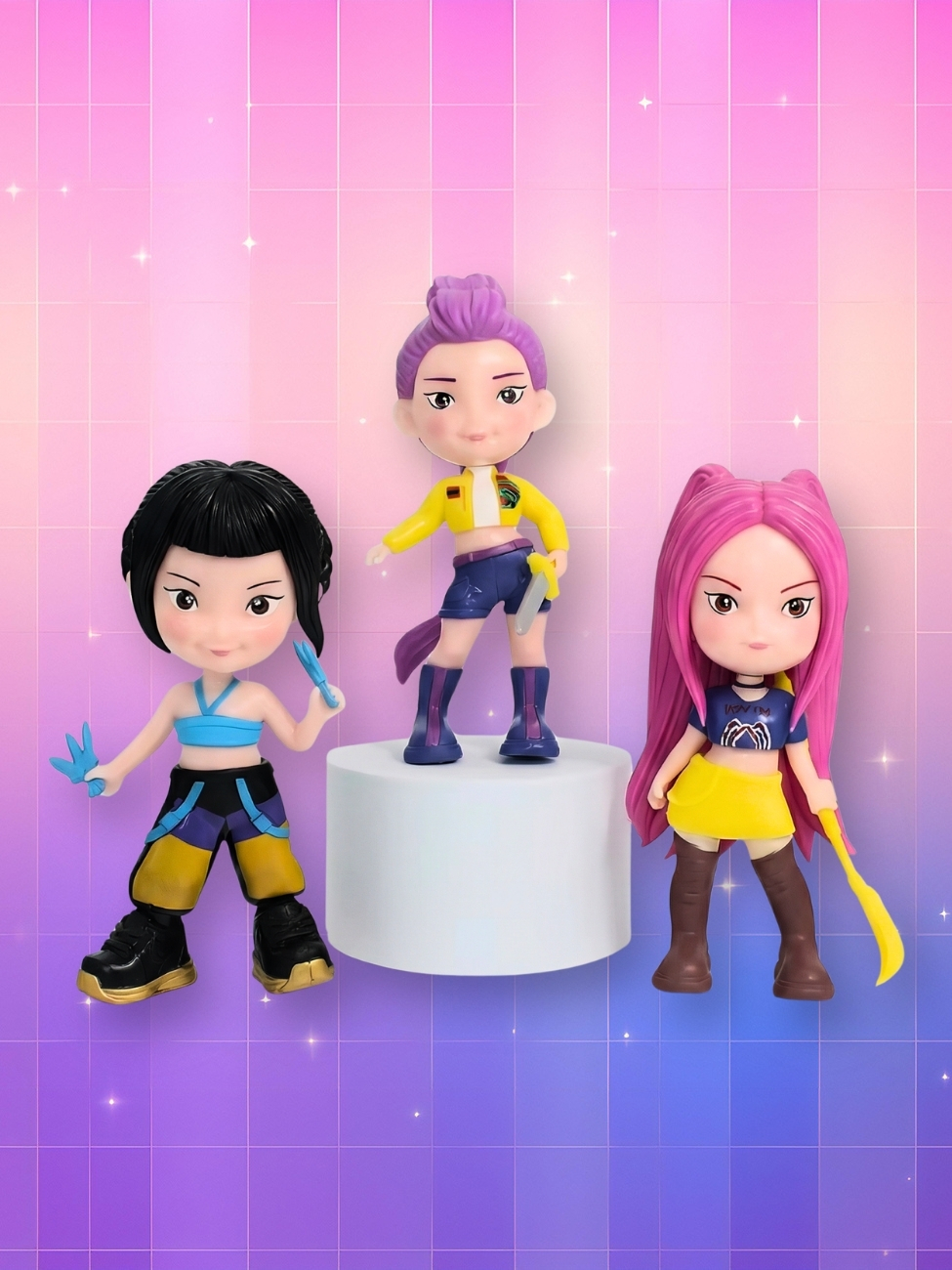 Lot de 3 jouets figurines Kpop Demon Hunters colorées représentant Rumi, Zoey et Mira sur un fond dégradé et étoilé.
