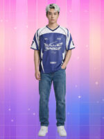 Un maillot Corée du sud BULLET PROOF inspiré de BTS, bleu et blanc, porté par un homme asiatique sur fond rose dégradé.