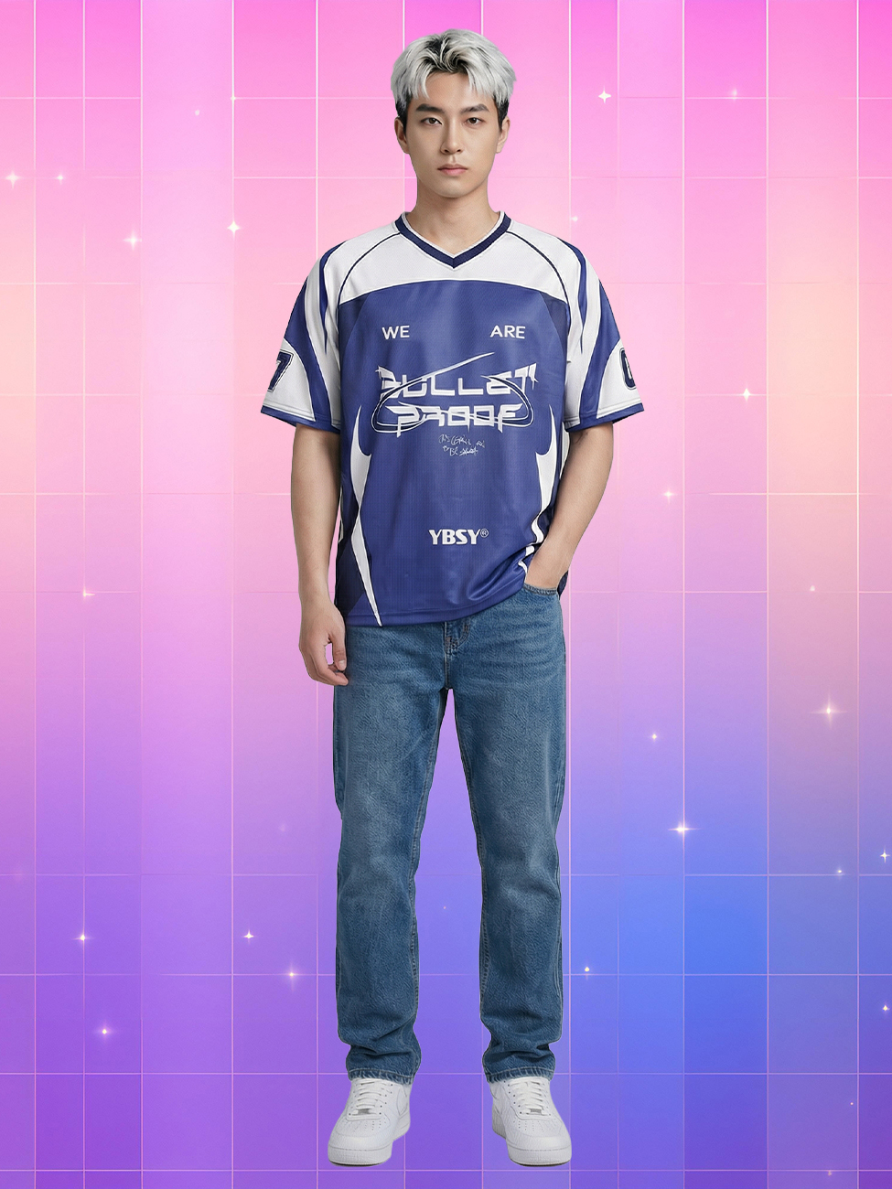 Un maillot Corée du sud BULLET PROOF inspiré de BTS, bleu et blanc, porté par un homme asiatique sur fond rose dégradé.