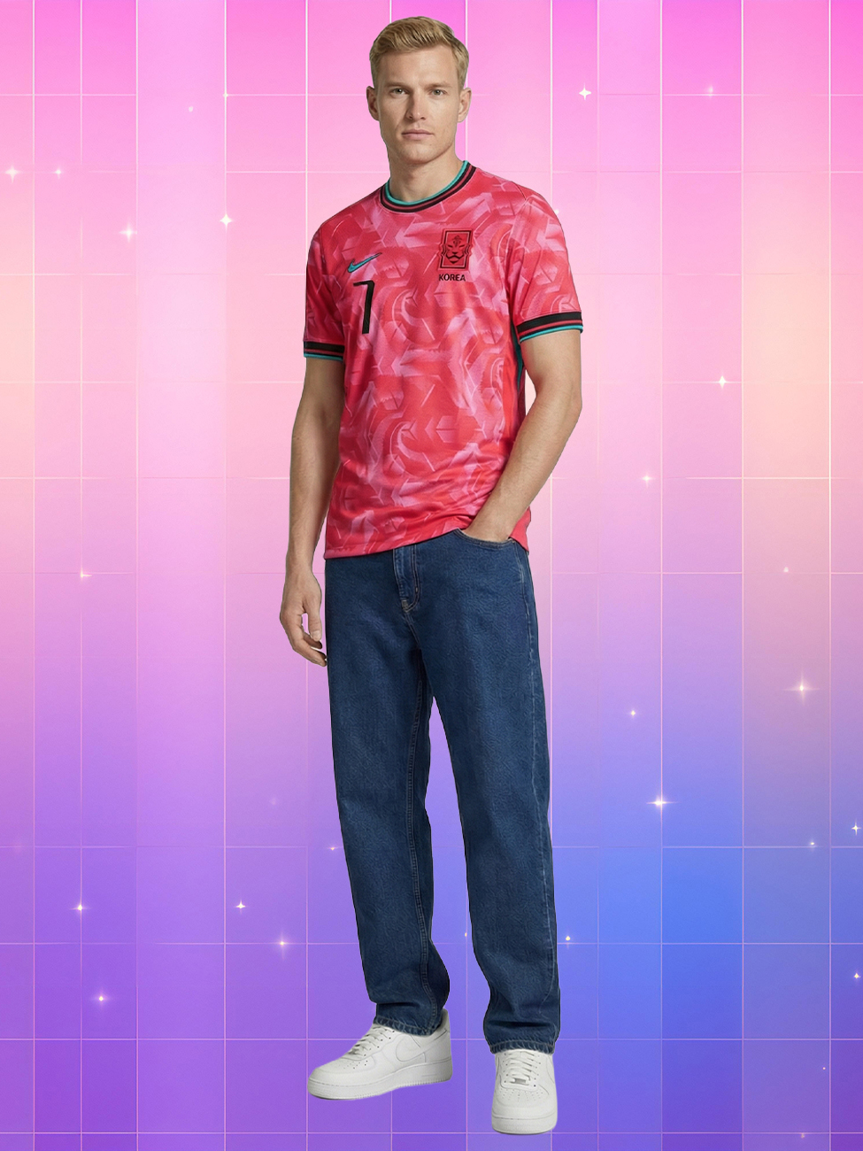 Un maillot Corée du sud de football Heungmin 7 rose/rouge porté par un homme blond, floqué du numéro 7, sur un fond dégradé rose.