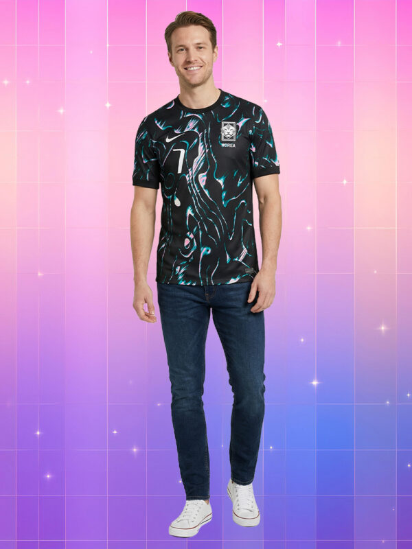 Un maillot Corée du sud de football Heungmin 7 extérieur, noir avec des motifs ondulés colorés, porté par un homme caucasien dans une tenue casual.
