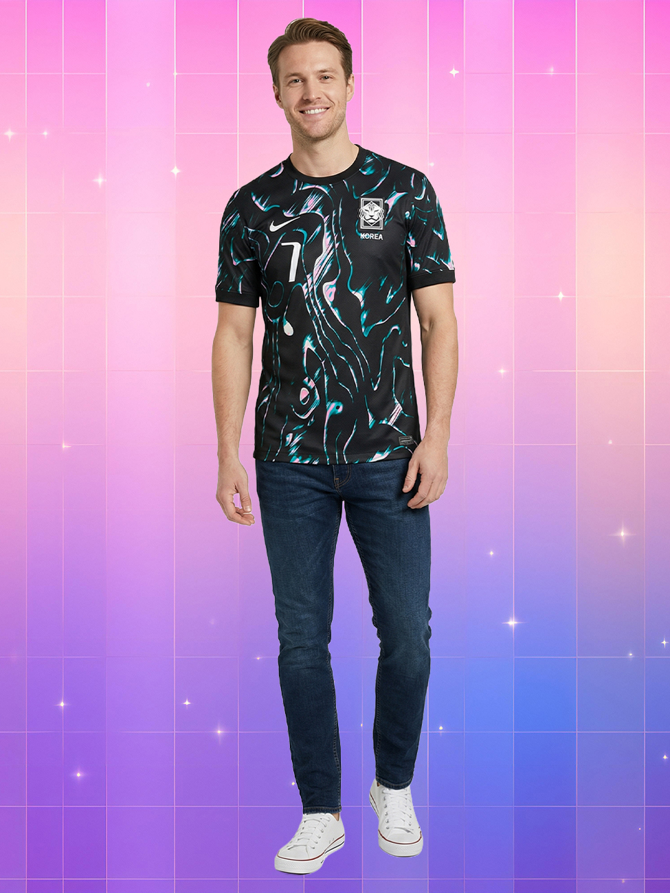 Un maillot Corée du sud de football Heungmin 7 extérieur, noir avec des motifs ondulés colorés, porté par un homme caucasien dans une tenue casual.