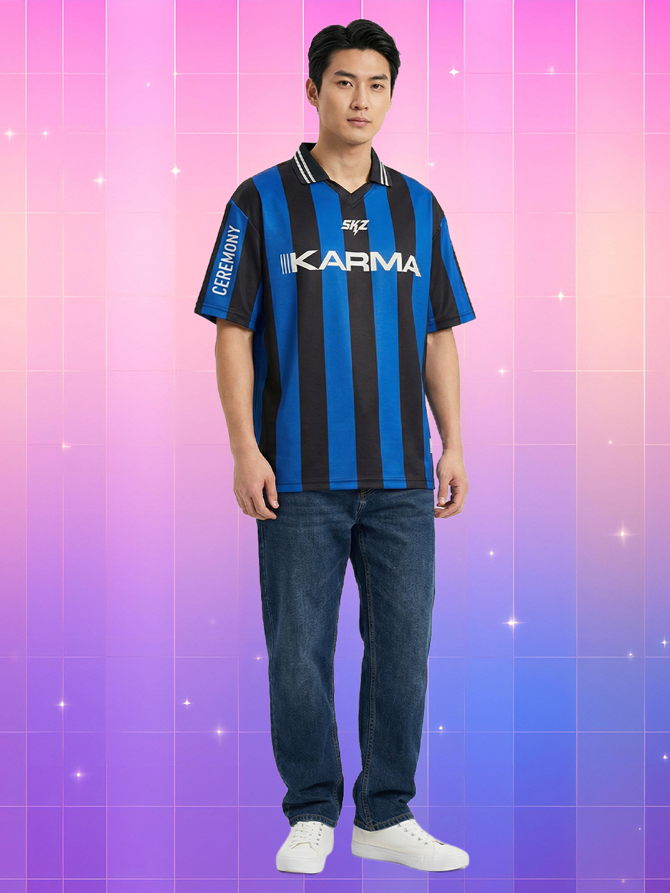 Un maillot Corée du sud Stray Kids KARMA légèrement oversize à rayures bleues et noires porté par un homme asiatique sur un fond violet rose.