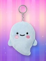 Une adorable peluche porte-clés Le Sserafim - Heurimong en forme de petit fantôme bleu ciel avec un visage souriant et des joues roses, suspendue devant un fond quadrillé scintillant aux dégradés de rose et de violet.