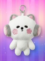 Une petite Peluche porte-clés Le Sserafim - Sakkukku toute douce et blanche en forme de chat avec des joues roses, accrochée à un mousqueton en métal, sur un fond quadrillé aux couleurs dégradées de rose et de violet avec des petites étoiles brillantes.