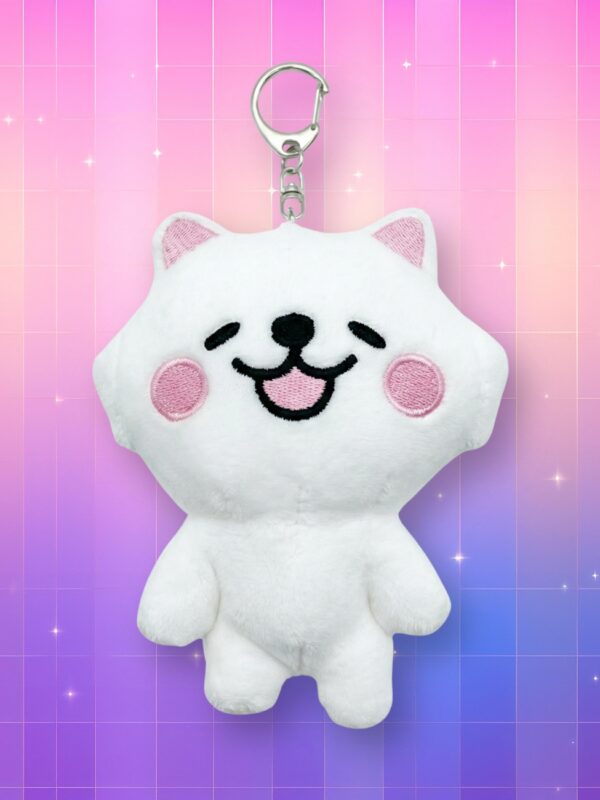 Une mignonne peluche porte-clés Le Sserafim - Zuharong toute blanche avec un visage souriant, des joues roses et de petites oreilles, posée sur un fond quadrillé aux couleurs dégradées de rose et de violet avec quelques étoiles scintillantes.