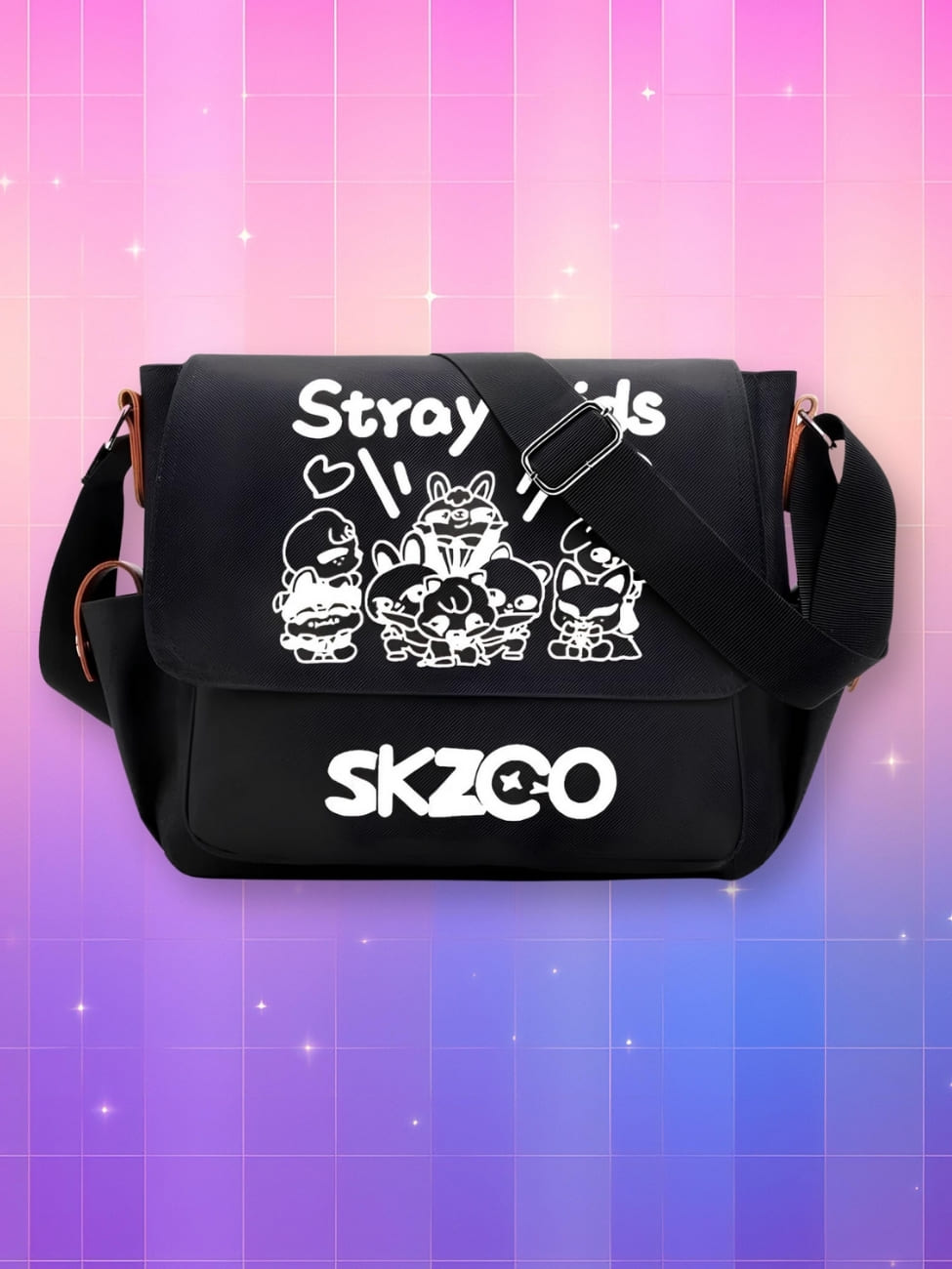 Sac Kpop à bandoulière Stray Kids Skzoo de couleur noire avec des motifs Skzoo blanc. Sur fond dégradé de rose à violet.